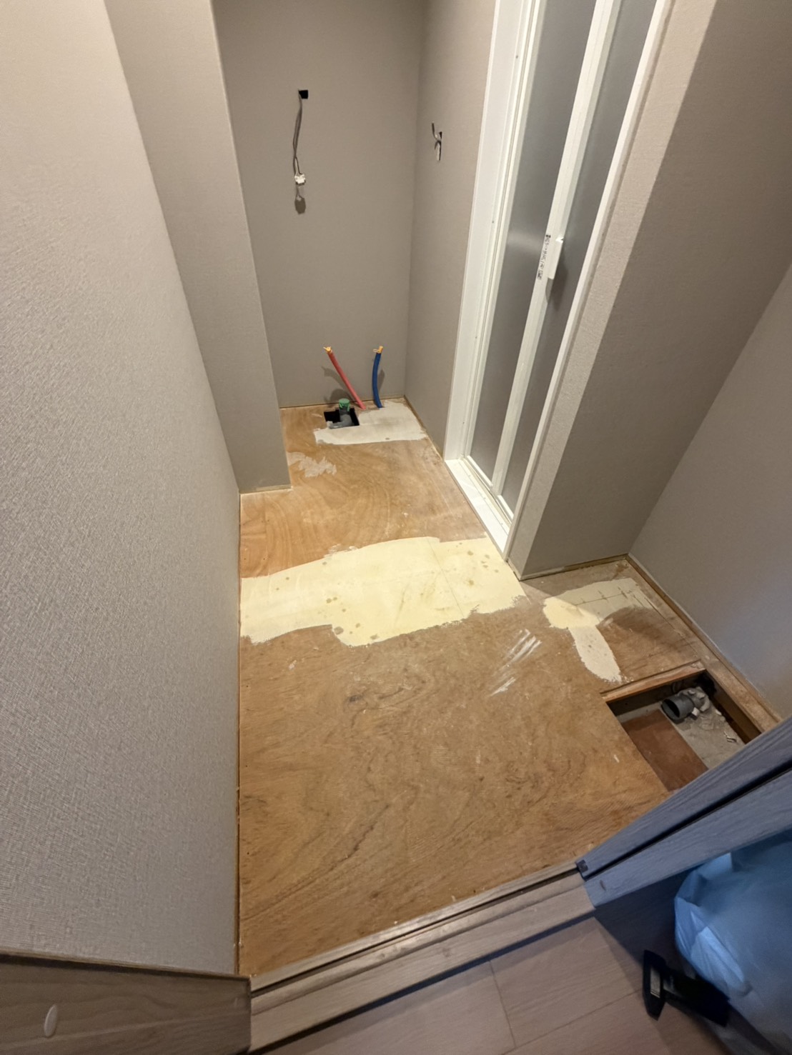 倉敷市のマンション洗面室フロアタイル施工前の状態