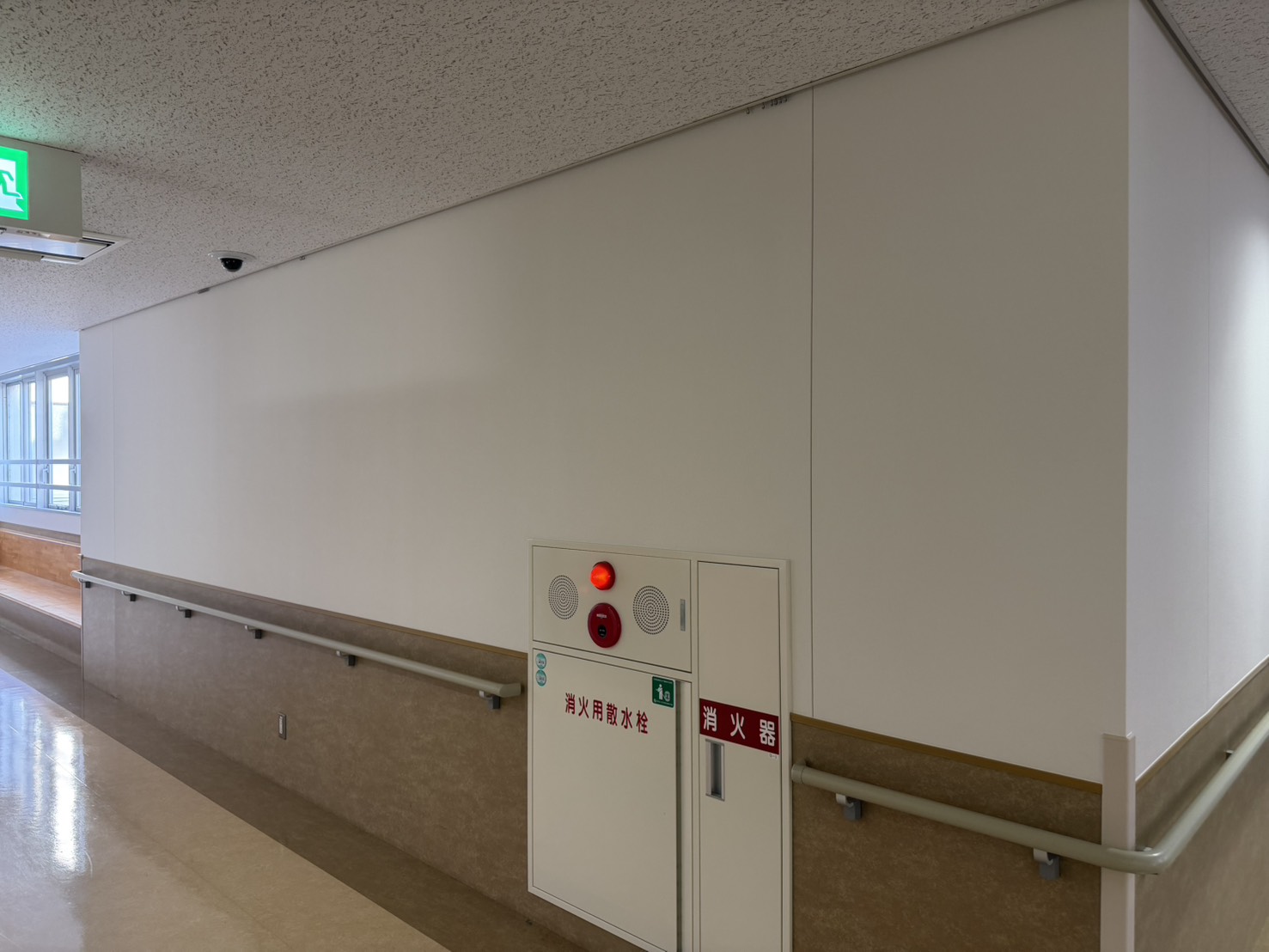 倉敷市の病院で壁クロス張り替えが完了した廊下の様子